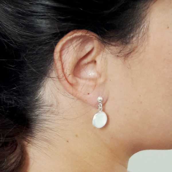 boucles-oreilles-mariée-médaillon-blanches boucles d'oreilles de mariée peu pendantes, cabochon de verre et satin blanc, argenté