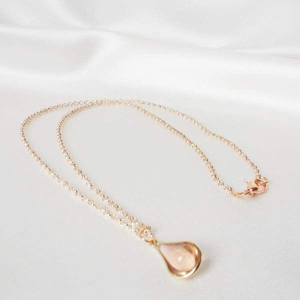 collier-mariée-pendentif-goutte-rose collier de mariée simple et minimaliste, fine chaîne dorée et pendentif goutte de verre transparente rose