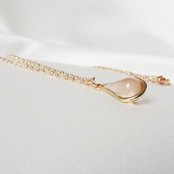 collier-mariée-pendentif-goutte-rose collier de mariée simple et minimaliste, fine chaîne dorée et pendentif goutte de verre transparente rose
