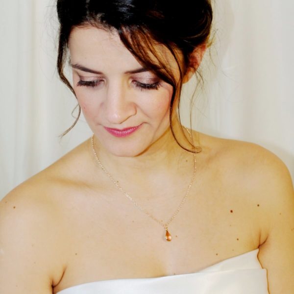 collier-mariée-pendentif-goutte-rose collier de mariée simple et minimaliste, fine chaîne dorée et pendentif goutte de verre transparente rose