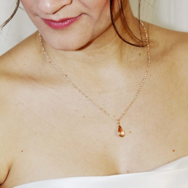 collier-mariée-pendentif-goutte-rose collier de mariée simple et minimaliste, fine chaîne dorée et pendentif goutte de verre transparente rose