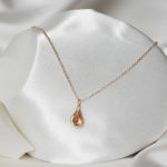 collier de mariée simple et minimaliste, fine chaîne dorée et pendentif goutte de verre transparente rose