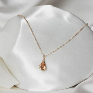 collier de mariée simple et minimaliste, fine chaîne dorée et pendentif goutte de verre transparente rose
