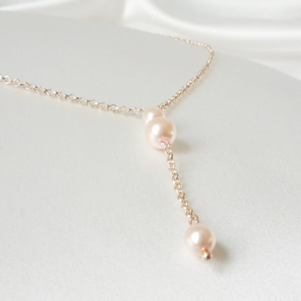 collier de mariée intemporel pour décolleté en v fine chaîne dorée rose, perles nacrées rose pâle