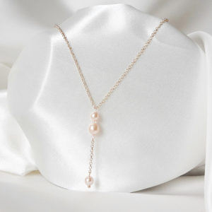 collier de mariée intemporel pour décolleté en v fine chaîne dorée rose, perles nacrées rose pâle