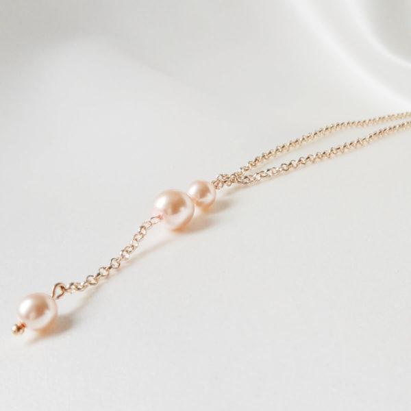 collier de mariée intemporel pour décolleté en v fine chaîne dorée rose, perles nacrées rose pâle