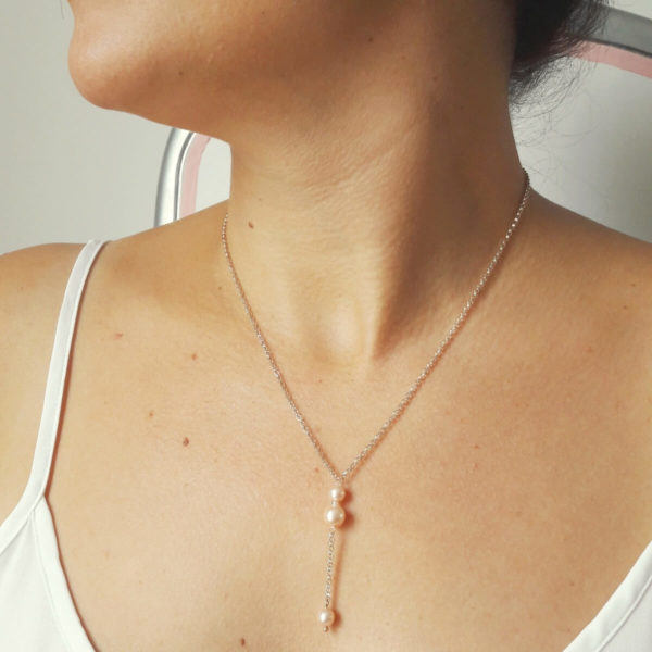 collier de mariée intemporel pour décolleté en v fine chaîne dorée rose, perles nacrées rose pâle