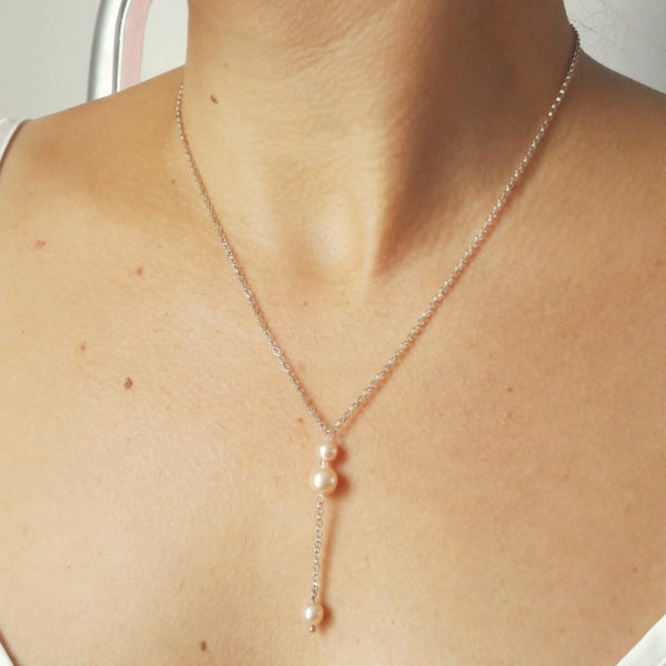 collier de mariée intemporel pour décolleté en v fine chaîne dorée rose, perles nacrées rose pâle