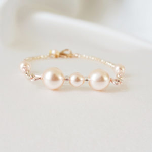 bracelet de mariée intemporel fine chaîne dorée rose, perles nacrées rose pâle