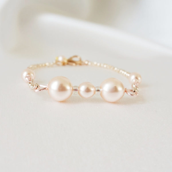 bracelet-mariée-perles-doré rose bracelet de mariée intemporel fine chaîne dorée rose, perles nacrées rose pâle