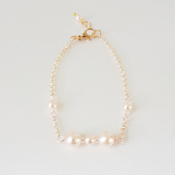 bracelet-mariée-perles-doré rose bracelet de mariée intemporel fine chaîne dorée rose, perles nacrées rose pâle