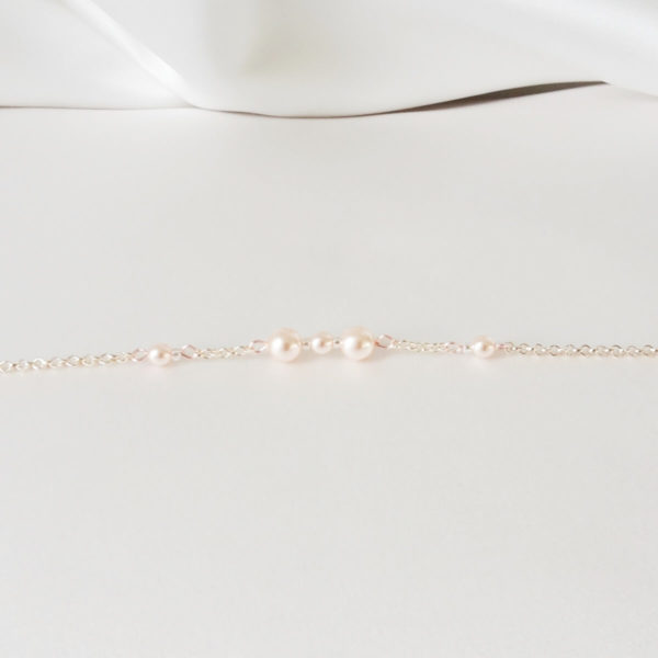 bracelet-mariée-perles-doré rose bracelet de mariée intemporel fine chaîne dorée rose, perles nacrées rose pâle