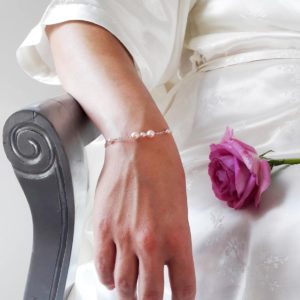 bracelet de mariée intemporel fine chaîne dorée rose, perles nacrées rose pâle