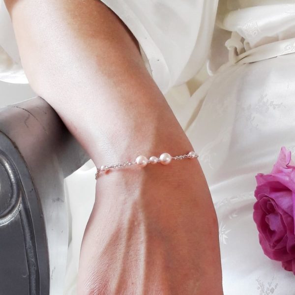 bracelet-mariée-perles-doré rose bracelet de mariée intemporel fine chaîne dorée rose, perles nacrées rose pâle