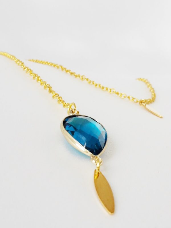 collier-dos-mariée-goutte-bleu collier de dos chaine dorée et pendentif goutte de verre à facette bleu lagon