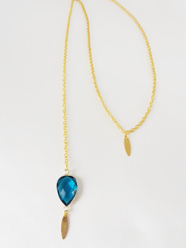 collier-dos-mariée-goutte-bleu collier de dos chaine dorée et pendentif goutte de verre à facette bleu lagon
