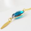 collier-dos-mariée-goutte-bleu collier de dos chaine dorée et pendentif goutte de verre à facette bleu lagon