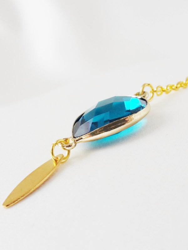 collier-dos-mariée-goutte-bleu collier de dos chaine dorée et pendentif goutte de verre à facette bleu lagon