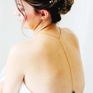 collier de dos chaine dorée et pendentif goutte de verre à facette bleu lagon