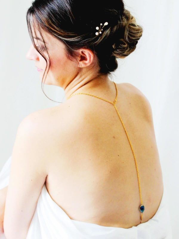 collier-dos-mariée-goutte-bleu collier de dos chaine dorée et pendentif goutte de verre à facette bleu lagon