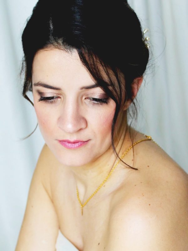 collier-dos-mariée-goutte-bleu collier de dos chaine dorée et pendentif goutte de verre à facette bleu lagon