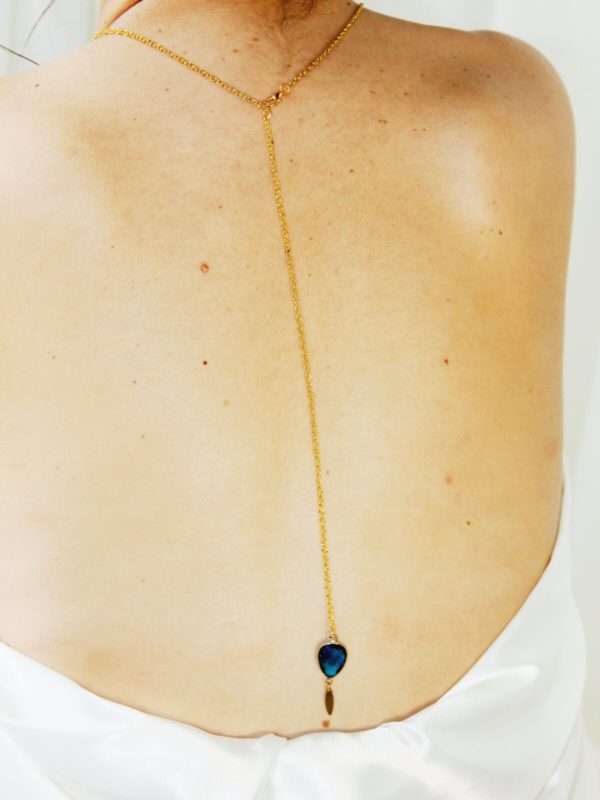 collier-dos-mariée-goutte-bleu collier de dos chaine dorée et pendentif goutte de verre à facette bleu lagon