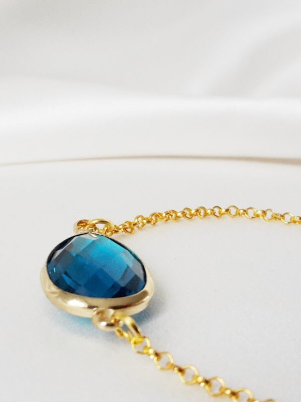 bracelet-mariée-goutte-bleu bracelet de mariée chaine dorée et pendentif goutte de verre à facette bleu lagon