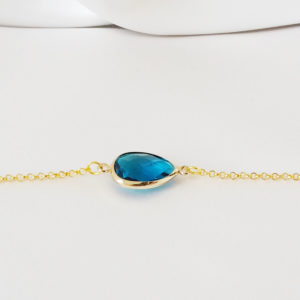 bracelet de mariée chaine dorée et pendentif goutte de verre à facette bleu lagon