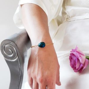 bracelet de mariée chaine dorée et pendentif goutte de verre à facette bleu lagon