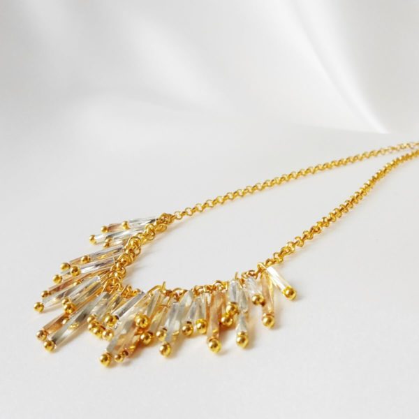 collier-mariée-perles-charms collier de mariée chaine dorée et perles tubes miyuki