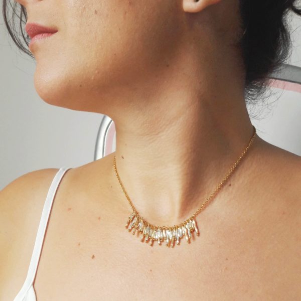 collier-mariée-perles-charms collier de mariée chaine dorée et perles tubes miyuki