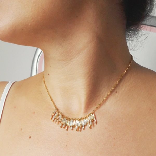 collier-mariée-perles-charms collier de mariée chaine dorée et perles tubes miyuki