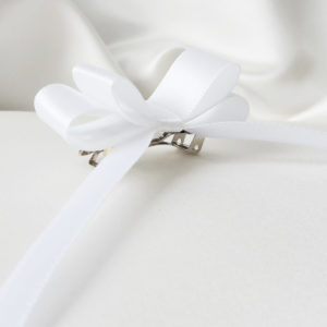 barrette de mariée classique chic intemporel, nœud de satin blanc