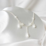 collier de mariée chaine argentée perles et gouttes de verre nacrées
