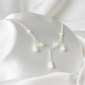 collier de mariée chaine argentée perles et gouttes de verre nacrées