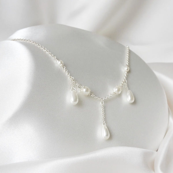 collier-mariée-argenté-perles collier de mariée chaine argentée perles et gouttes de verre nacrées