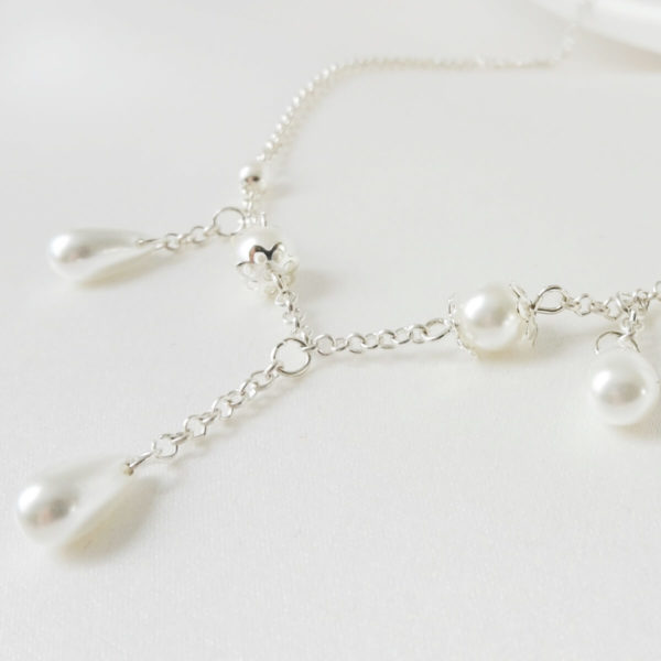 collier-mariée-argenté-perles collier de mariée chaine argentée perles et gouttes de verre nacrées