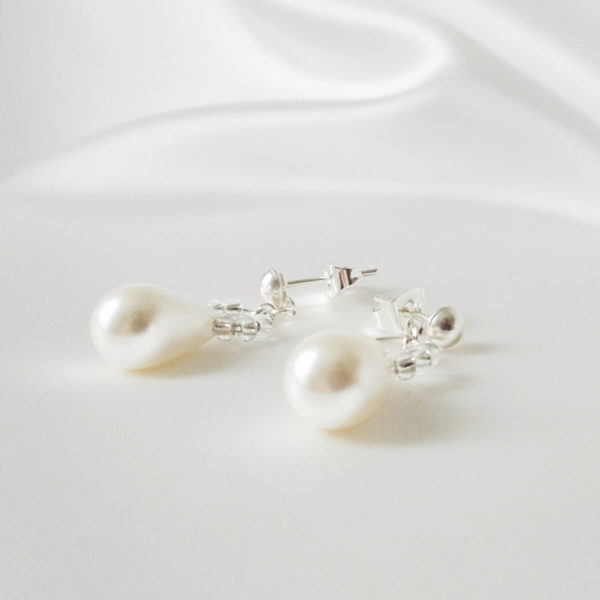 boucles d'oreilles de mariée goutte de verre nacrée blanche et perles de rocailles