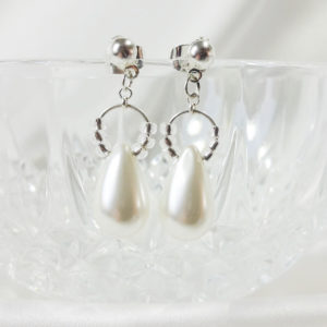boucles d'oreilles de mariée goutte de verre nacrée blanche et perles de rocailles