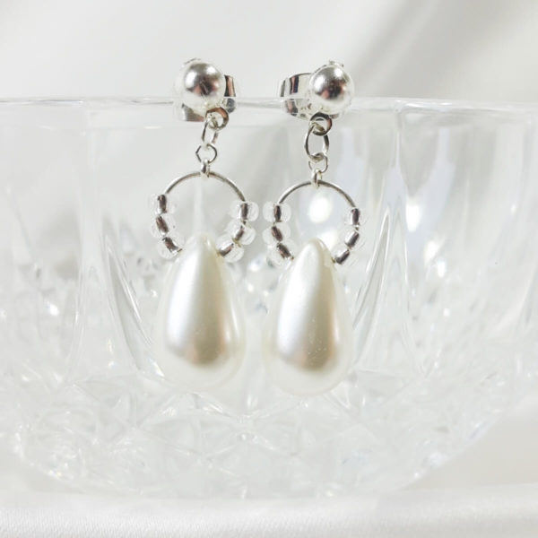boucles d'oreilles de mariée goutte de verre nacrée blanche et perles de rocailles