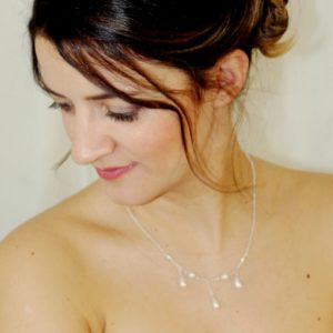 collier de mariée chaine argentée perles et gouttes de verre nacrées