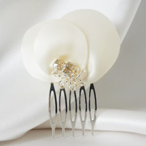 peigne de mariée pétale de satin ivoire et cristaux swarovski