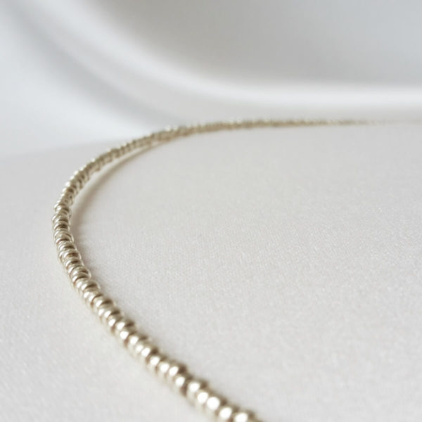 collier-mariée-perles-simple collier de mariée simple et minimaliste en perles de rocailles