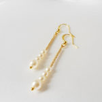 boucles d'oreilles de mariée perles de rocailles dorées et perles de verre nacrées