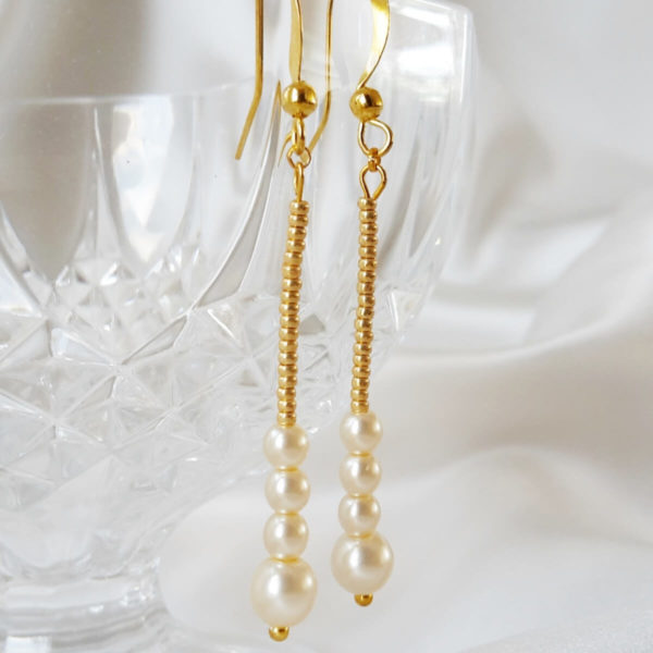 boucle-oreille-mariée-pendantes-perles boucles d'oreilles de mariée perles de rocailles dorées et perles de verre nacrées
