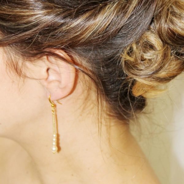 boucle-oreille-mariée-pendantes-perles boucles d'oreilles de mariée perles de rocailles dorées et perles de verre nacrées