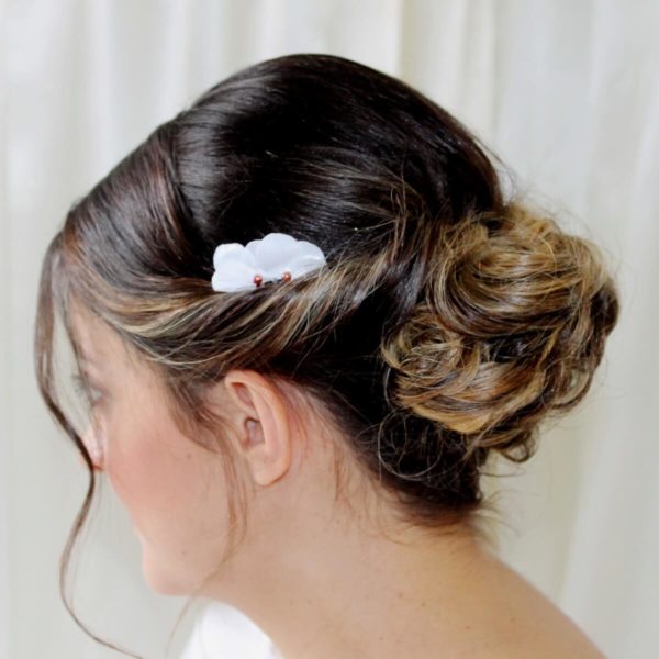 peigne-mariée-pétales-perles peigne de mariée pétale de satin et perles nacrées