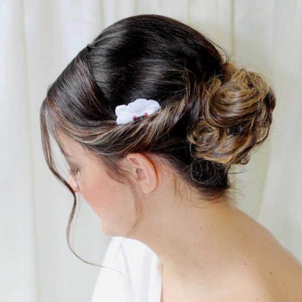 peigne-mariée-pétales-perles peigne de mariée pétale de satin et perles nacrées