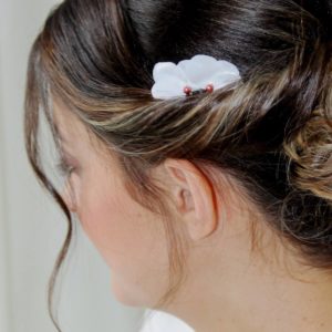 peigne de mariée pétale de satin et perles nacrées