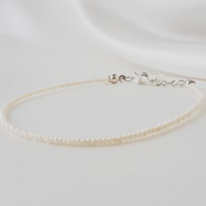 bracelet de mariée simple et minimaliste en perles de rocailles